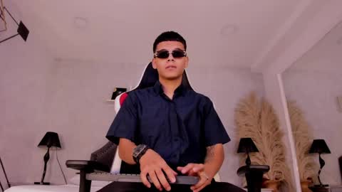 dylanroyce_ online show from June 8, 1:23 pm