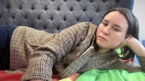 Nadia Ferreira  online show from January 9, 11:05 am