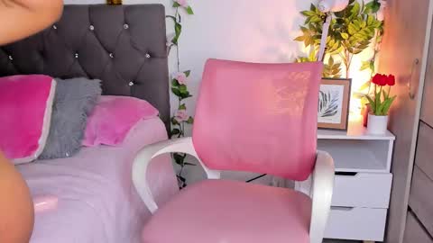 Snapshot of ebony_curly2 chatting on October 18, 3:33 am isa online show from October 18, 3:33 am