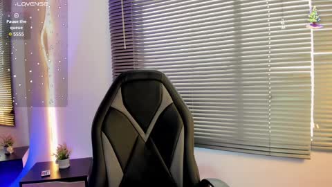 Elaia online show from December 9, 2:06 pm