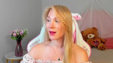 elaravoltage online show from August 8, 5:12 pm