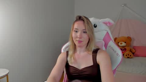 elaravoltage online show from April 7, 6:10 pm