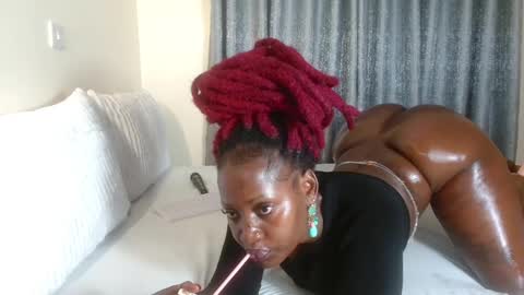 Snapshot of elegant_ebony chatting on February 24, 10:47 pm Nika online show from February 24, 10:47 pm