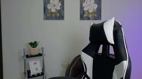 eliiih_ online show from February 24, 7:17 pm