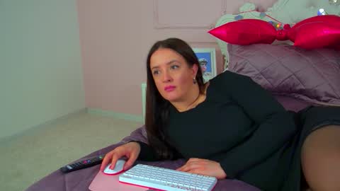 ElinaBellucci online show from March 2, 7:15 am