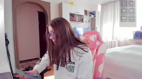 Snapshot of elisejays chatting on February 28, 10:30 am Elise    online show from February 28, 10:30 am