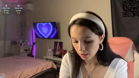 ella_simons online show from November 8, 2:25 am