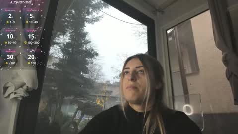 ella_vee online show from December 16, 6:31 am
