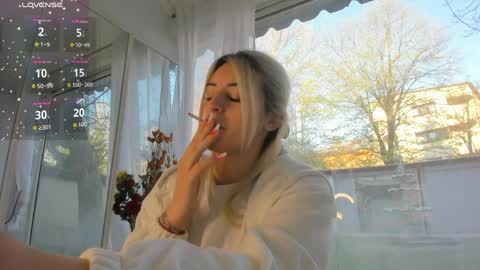 ella_vee online show from April 7, 5:09 am