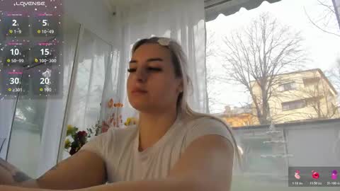 ella_vee online show from March 18, 6:19 am