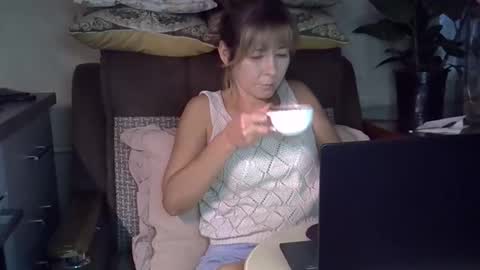 ellajohnsonx online show from November 1, 2:05 pm