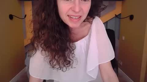 EllaLongs online show from April 12, 11:47 am