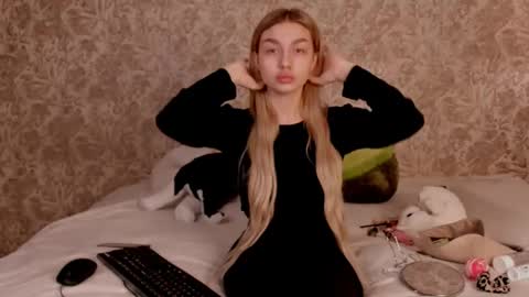 ellamilla online show from March 11, 7:14 am