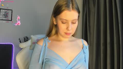 elliedi online show from December 22, 8:15 pm