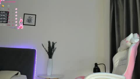 elliedi online show from December 15, 8:05 pm