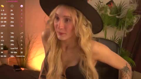 elliefrost online show from October 31, 1:55 pm