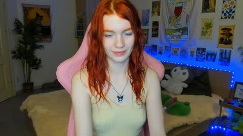 Snapshot of elly_milas chatting on December 6, 6:09 am Elly     Fansly  online show from December 6, 6:09 am