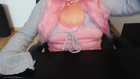 Elly online show from April 3, 2:02 pm