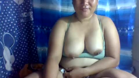 Snapshot of emelybloom123 chatting on January 22, 10:37 pm emelybloom123 online show from January 22, 10:37 pm