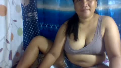 Snapshot of emelybloom123 chatting on February 6, 11:48 pm emelybloom123 online show from February 6, 11:48 pm