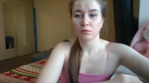 emeraldswan_ online show from March 7, 11:40 am