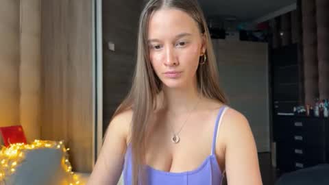 emi__ly online show from January 16, 11:41 am