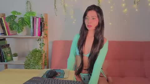 emily_darks_ online show from July 28, 8:45 pm