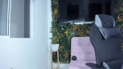 emily_palmeer online show from June 14, 1:05 am