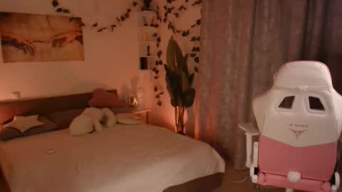 emily_relishh online show from November 26, 1:19 pm