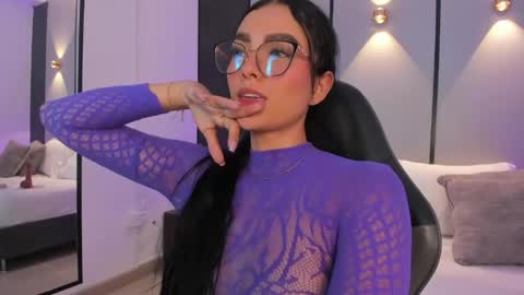 emily_tolson online show from April 17, 9:50 pm