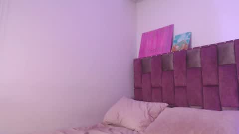 Snapshot of emily_w2 chatting on September 17, 3:43 am emily_w2 online show from September 17, 3:43 am