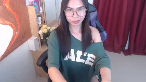 emily_xo143 online show from June 4, 5:19 pm