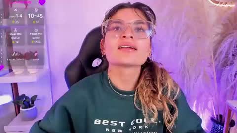 Emilyjonnes  online show from June 17, 3:55 am