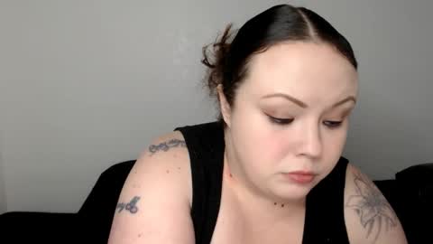 Snapshot of emilysgotissues chatting on December 22, 7:21 pm Emily Bankz online show from December 22, 7:21 pm