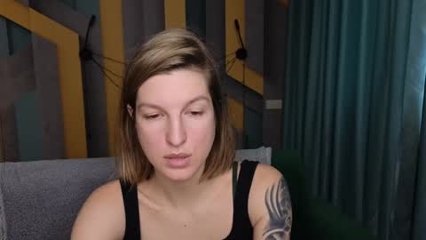 EmilyWalkers online show from December 22, 7:33 am