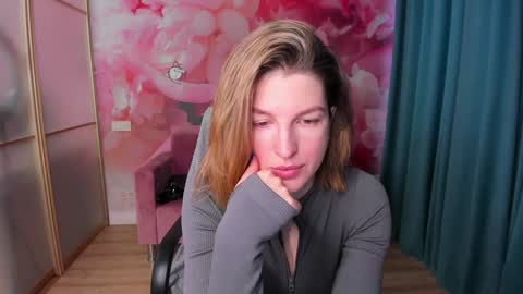 EmilyWalkers online show from January 28, 7:53 am