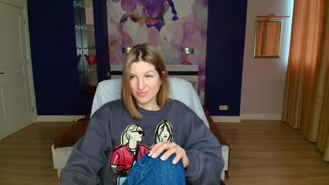 EmilyWalkers online show from January 19, 10:39 am