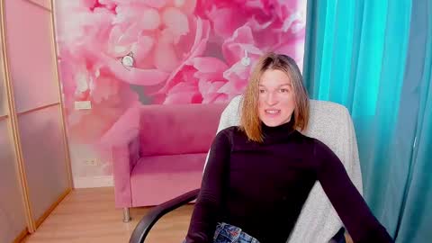 EmilyWalkers online show from February 16, 7:15 am