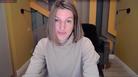 EmilyWalkers online show from December 18, 8:09 am