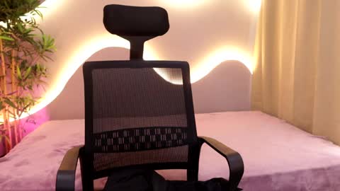 Emma online show from April 3, 9:44 pm