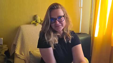 Snapshot of emma_misty_ chatting on September 22, 2:10 pm emma_misty_ online show from September 22, 2:10 pm