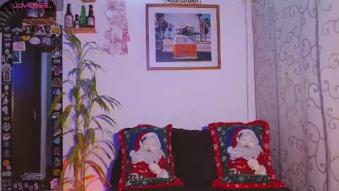 Snapshot of emma_pole_88 chatting on December 15, 2:52 am Sara Luna online show from December 15, 2:52 am