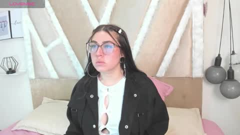emmaaa69 online show from December 13, 10:05 pm