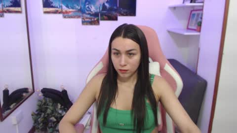 Snapshot of emmamyers_ chatting on February 13, 9:39 pm Emma  online show from February 13, 9:39 pm