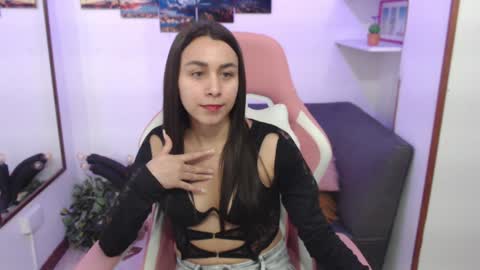 Snapshot of emmamyers_ chatting on February 3, 10:43 pm Emma  online show from February 3, 10:43 pm
