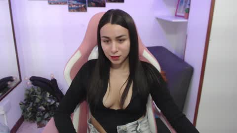 Snapshot of emmamyers_ chatting on February 11, 10:28 pm Emma  online show from February 11, 10:28 pm