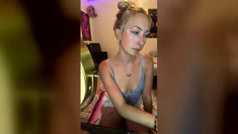 emmaraee online show from May 16, 1:35 am