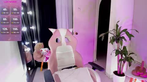 Emma Russell online show from November 3, 12:55 am