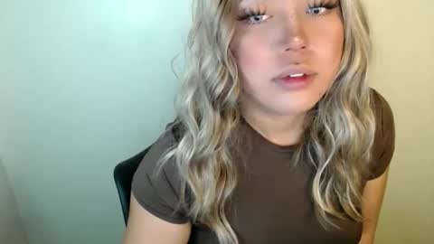 Snapshot of emmawatsoons chatting on September 26, 4:09 am YourDreamGirl Emma online show from September 26, 4:09 am