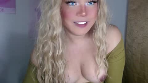 Snapshot of emmawatsoons chatting on March 12, 7:24 am YourDreamGirl Emma online show from March 12, 7:24 am